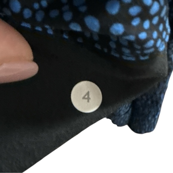 EUC - Lululemon Spring Break Away Short II Blue and Black Print Size 4 - Picture 9 of 9